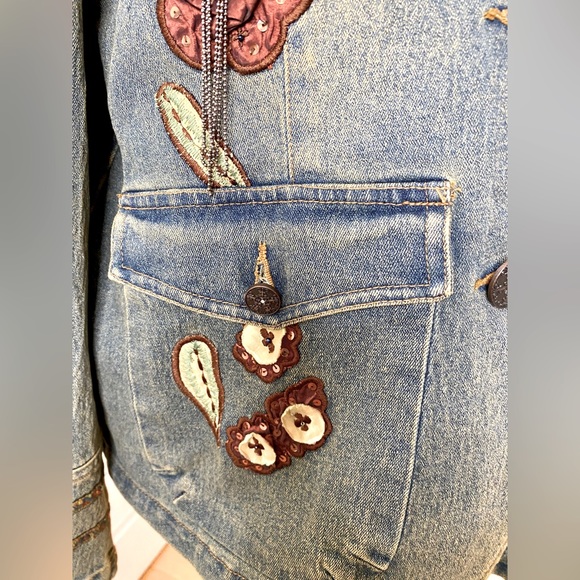 Chagall embroidered & appliqué jean jacket. Unique 3 button closure. Fitted 👖 - Picture 2 of 10